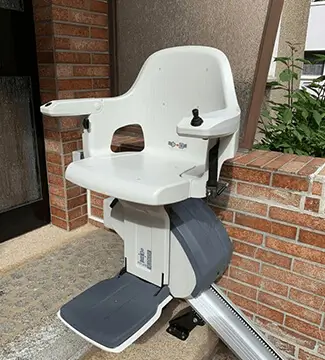 Außenlift EFH Eingangsbereich Frankfurt am Main Wetterfester Außenlift am Einfamilienhaus in Frankfurt am Main – TS Treppenlifte