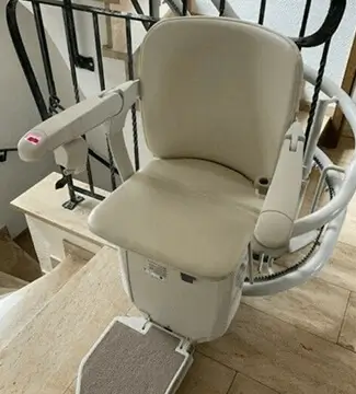 Kurviger Sitzlift 2 Etagen München Kurviger Sitzlift über zwei Etagen in München – TS Treppenlifte